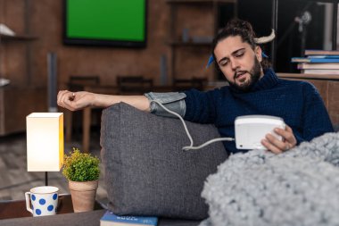 Mutsuz iyi görünümlü adam onun sağlığı hakkında bakım