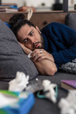 Kanepede oturan üzgün ponponsuz adam