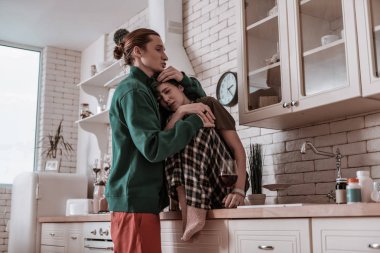 Destekleyici erkeğini yardım için müteşekkir duygu kız