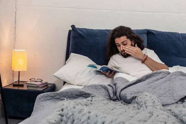 Buen hombre soñoliento leyendo un libro de ciencias — Foto de Stock