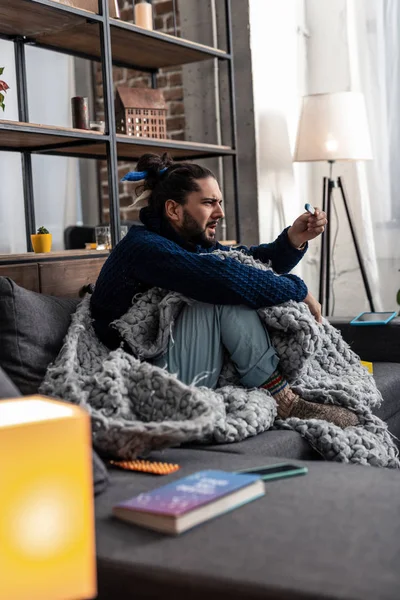 Hombre enfermo sin ánimo comprobando su temperatura corporal — Foto de Stock