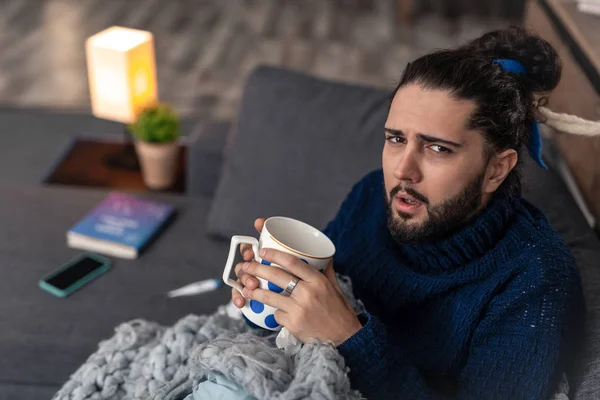 Deprimido hombre infeliz sosteniendo una taza con té — Foto de Stock