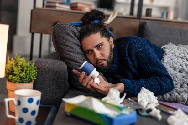 Triste joven alegre sintiéndose muy mal — Foto de Stock