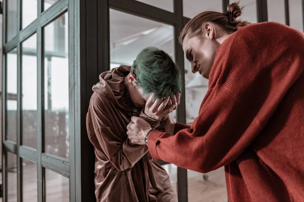 Jovem namorada chorando enquanto ouve louco namorado nervoso — Fotografia de Stock