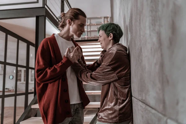 Green-haired girlfriend begging boyfriend not to beat her — Stock Photo, Image