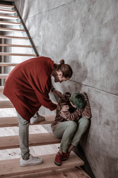 Merdivenlerde oturan ve ağlayan duygusal arkadaşı sakinleştirici erkek — Stok fotoğraf