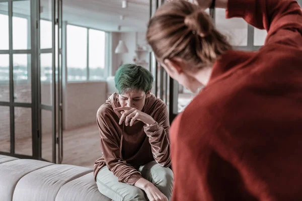 Hombre de pelo rubio levantando la mano sobre su joven esposa indefensa — Foto de Stock