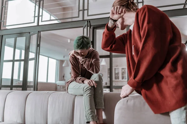 Hombre vistiendo camisa roja levantando la mano en la joven mujer tierna — Foto de Stock