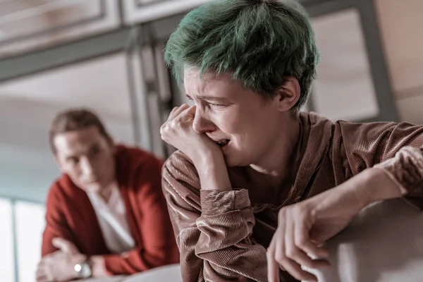 Přítelkyně pláč po emocionální a násilné argument — Stock fotografie