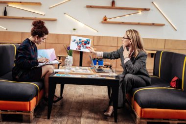 Kişisel asistan moda tasarımcısı notlar talimatlar