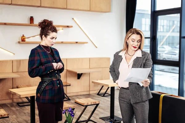 Ceo of company reading the report of her personal assistant — Stock Photo, Image