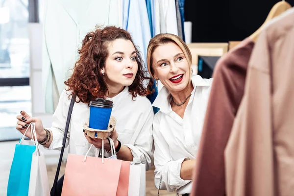 Daughter and mother shopping together at the weekend — Stock Photo, Image
