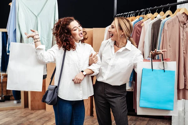 Anya és lánya érzés boldog és elégedett, miközben shop táskák — Stock Fotó