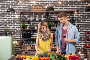 Erkek kadını yemek sırasında kırmızı şarap içme