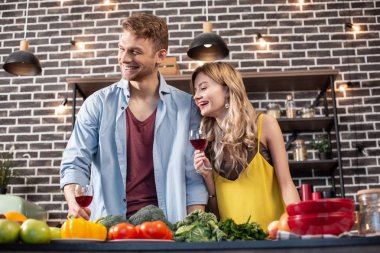 Yeni evli çift gülüyor ve birlikte mutlu yemek duygu