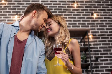 Sarışın kadın yakışıklı bakım kocası öpüşme sırasında gülümseyen