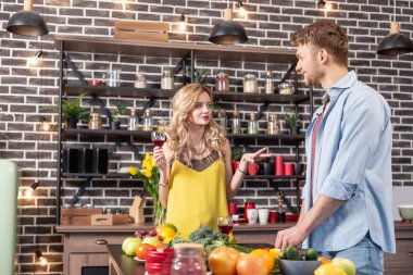 Yemek salata ve onun çekici için sevgili konuşan sakallı koca