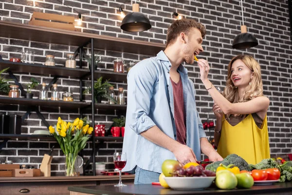 Marido barbudo cortar verduras para ensalada de pie cerca de la esposa — Foto de Stock