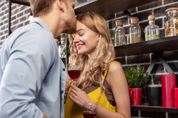 Novia radiante sonriendo mientras su hombre besaba su frente — Foto de Stock