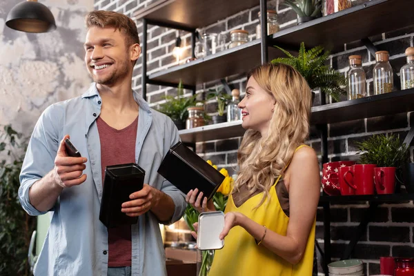 Beaming marido riendo pasar tiempo con su linda mujer — Foto de Stock