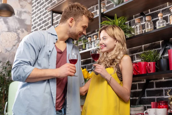 Coppia avendo incredibile serata romantica a casa bere vino rosso — Foto Stock