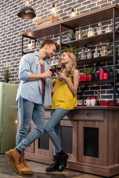 Apenas casal vestindo roupas casuais elegantes beber vinho em casa — Fotografia de Stock