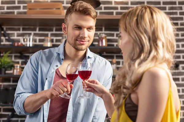 Bello barbuto uomo guardando la sua bionda attraente moglie — Foto Stock