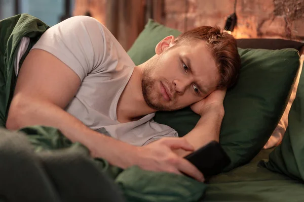 Barbudo novio sintiendo celos leyendo mensajes de su mujer — Foto de Stock