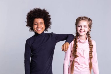 Işınlama Afro-Amerikan kıvırcık çocuk geniş bir gülümseme ile