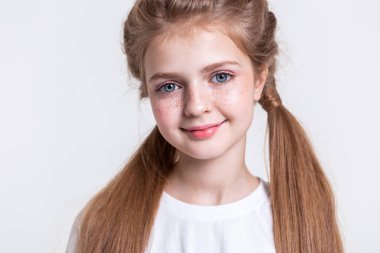 Derin mavi gözlü genç ve güzel uzun saçlı modeli