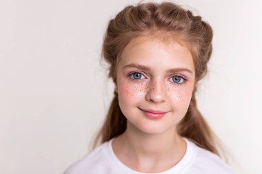 Parlak çilli olan oldukça kusursuz küçük çocuğun