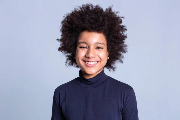 Bastante joven con amplia sonrisa teniendo peinado africano —  Fotos de Stock