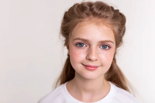 Bastante impecable niño pequeño que tiene pecas brillantes —  Fotos de Stock