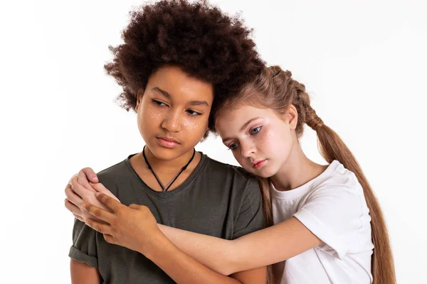 Agradable calma niños permaneciendo juntos y abrazando —  Fotos de Stock