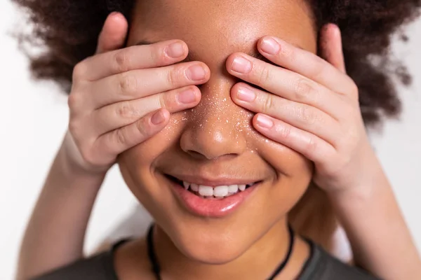 Przyjemne African American boy z szerokim uśmiechem, mając oczy zamknięte — Zdjęcie stockowe