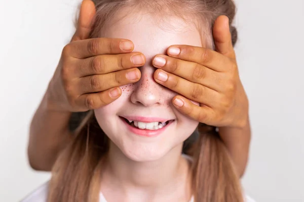 Contentada menina pálida com sardas brilhantes tendo olhos fechados — Fotografia de Stock