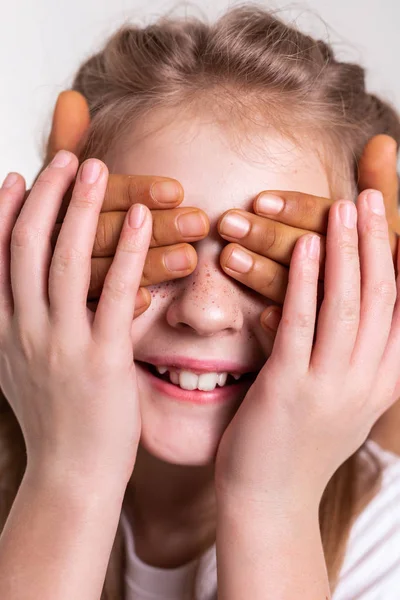 Alegre bien parecido amigos divertirse juntos mientras cubre los ojos — Foto de Stock