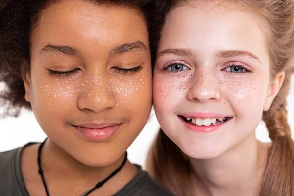 Apelando a niños impecables que conectan las mejillas y muestran sus caras —  Fotos de Stock