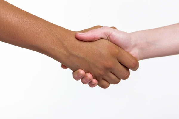 Bleke en gebronsd kinderachtig handen aansluiten in positief gebaar — Stockfoto