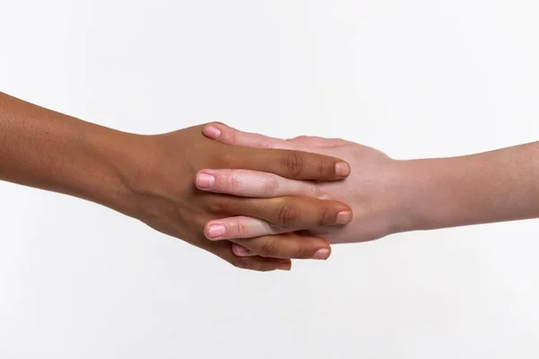 Dos manos de niños conectados entre sí — Foto de Stock