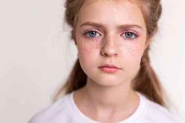 Şüpheci sevimli Bayan üzgün ve sakin olmak