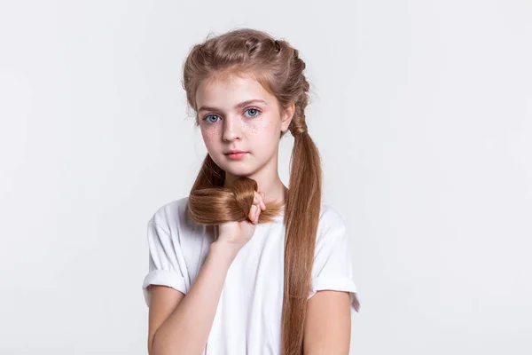 Grave carino signora dai capelli lunghi raccogliendo i capelli in pugno — Foto Stock