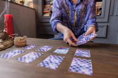 Tarot kartları kadın elinde yakın çekim