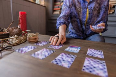 Masanın üzerinde yatan tarot kartları kapat