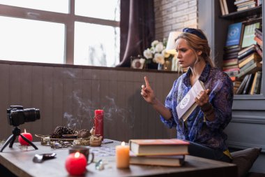 Parmağıyla yukarıyı güzel sarışın kadın