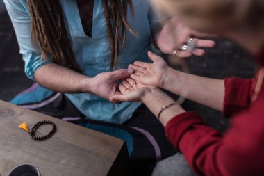 Güzel genç bir kadın onun avuç içi gösterilen Üstten Görünüm