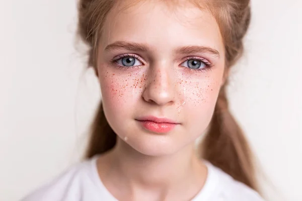 Ελκυστική νεαρή κοπέλα με μεγάλα μπλε μάτια που σε καταθλιπτική διάθεση — Φωτογραφία Αρχείου