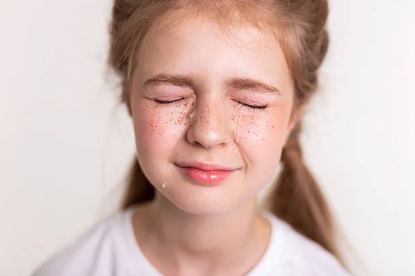 Extremadamente molesta niña bonita cerrando los ojos y llorando —  Fotos de Stock