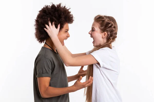 Junge hübsche Kinder, die außer Kontrolle geraten und sich gegenseitig anschreien — Stockfoto