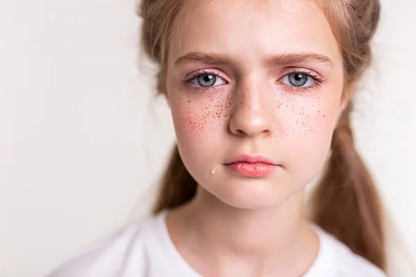 Triste y molesta niña que tiene lágrima en la mejilla — Foto de Stock